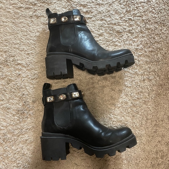 Steve Madden Shoes - Steve Madden Amulet Chelsea Boots.  Size 7.5!